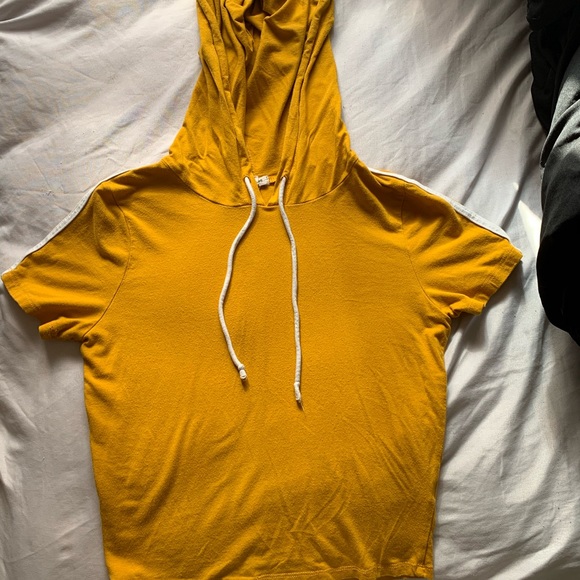 A crop top - Picture 2 of 3